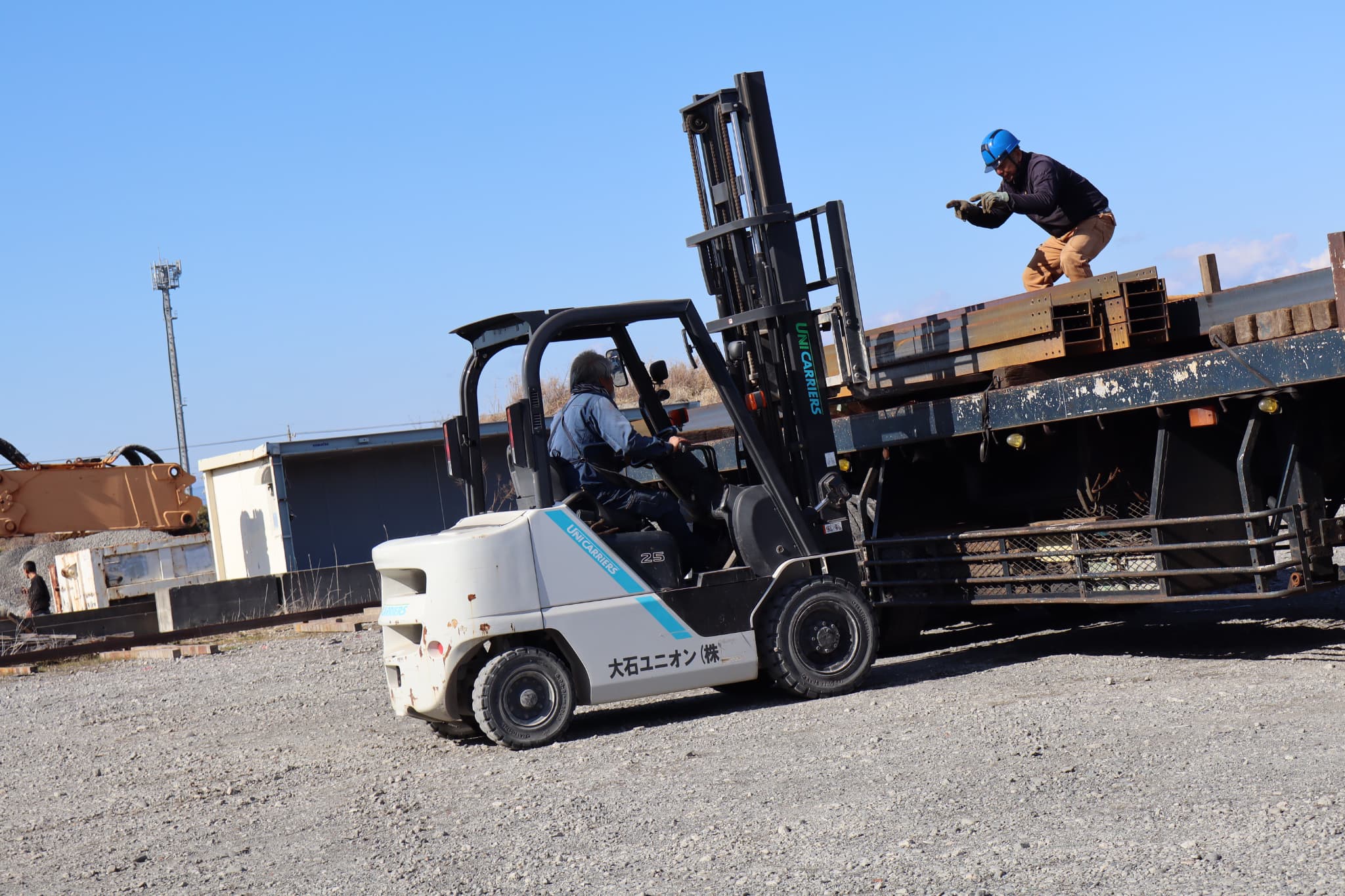 フォークリフト作業をする大石ユニオンのスタッフ